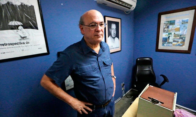 Nicaraguan journalist Carlos Fernando Chamorro, who rents an office at the building of the NGO Center of Investigation on Communication (CINCO), speaks to the press to denounce damages during a police raid in Managua on December 14, 2018. (AFP)