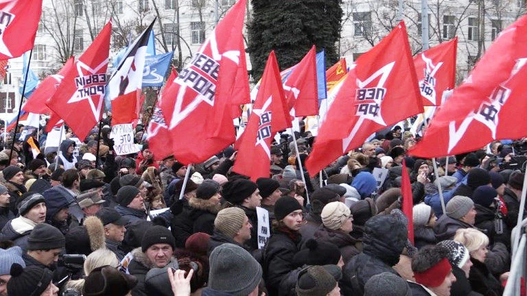 Hundreds of Russians protest against a feared giveaway of strategic islands to Japan, two days before a key summit between the countries' leaders in Moscow. (AFP)