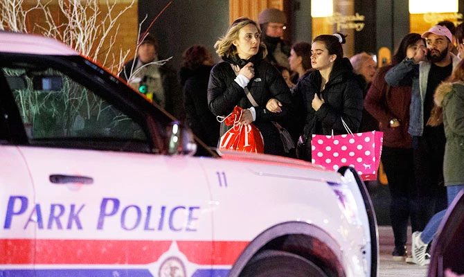Police: 1 person killed at Illinois mall, shooter at large