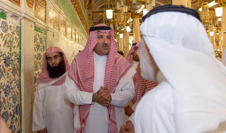 Prince Faisal bin Salman checked the work to restore parts of the Prophet's Mosque. (SPA)