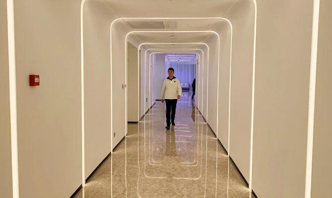 A staff member walks in the hallway during a demonstration to the media at Alibaba Group's futuristic FlyZoo hotel in Hangzhou, Zhejiang province, China January 22, 2019. (REUTERS)