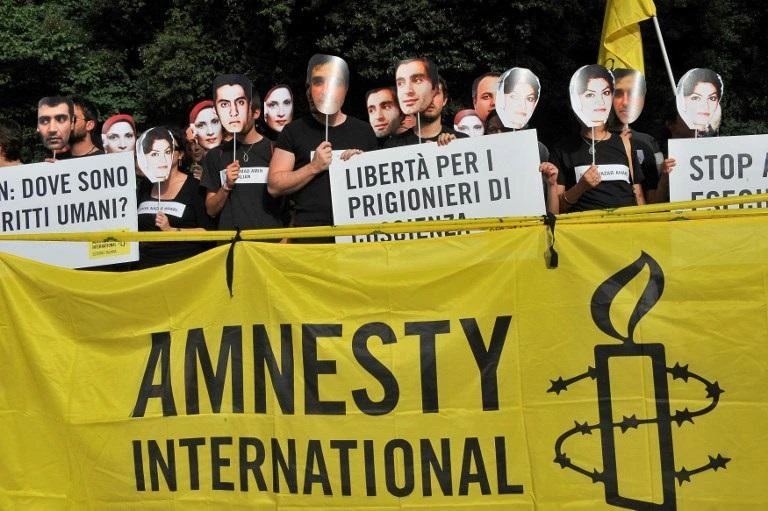 Iranian students and members of Amnesty International NGO demonstrate in front of the Iranian Embassy in Rome on June 11, 2010. (File/AFP)