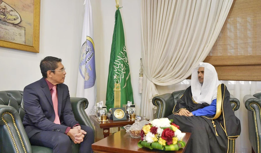 Muslim World League (MWL) Secretary-General Dr. Mohammed bin Abdulkarim Al-Issa meets Dr. Mohammed Maliki bin Osman, Singapore’s senior minister of state for defense and foreign affairs, in Riyadh on Thursday. (SPA)