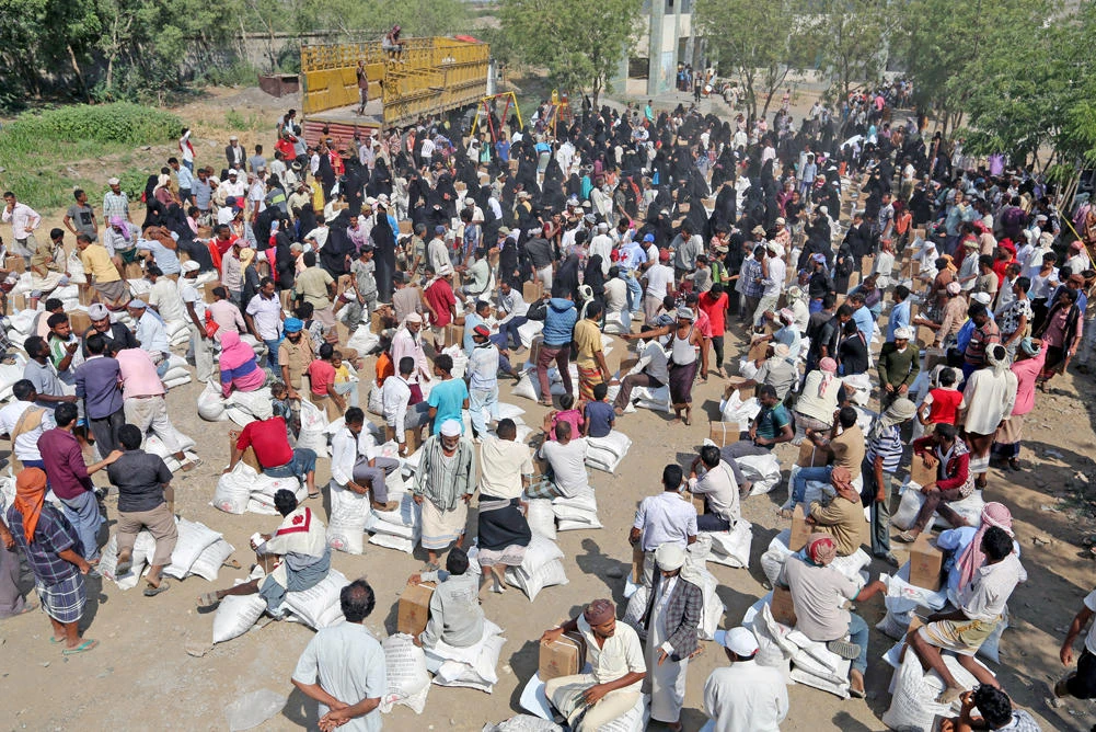Internally displaced people gather to collect food aid from an ICRC aid distribution centrer in Bajil, Yemen, on December 13, 2018. Saudi Arabia has commended the Yemeni government’s efforts to protect and promote the rights of its people. (REUTERS/Abduljabbar Zeyad/File)Photo