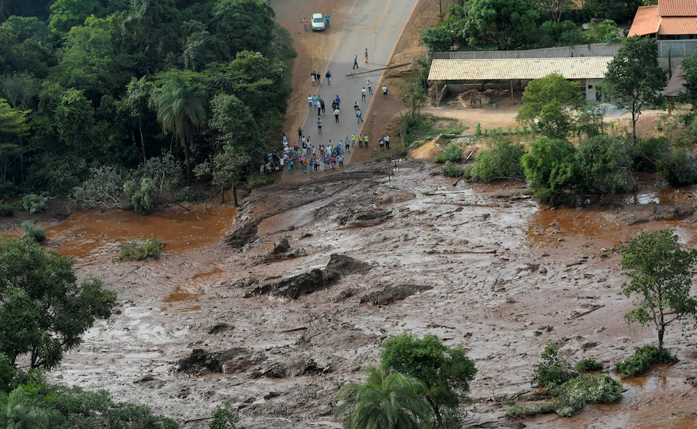 40 dead, many feared buried in mud after Brazil dam collapse