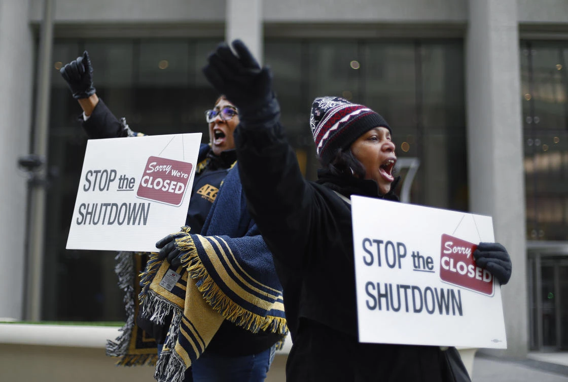 Federal workers rally to call for an end to the partial government shutdown in Detroit in this January 10 photo. (AP)