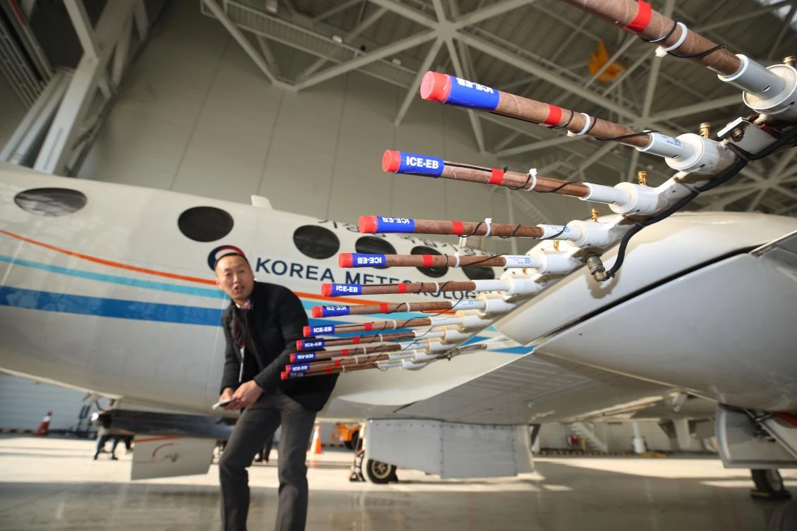 An aircraft from the Korea Meteorological Administration is being readied for a flight to disperse silver iodide, a compound believed to cause rain to fall, in Seoul. (Yonhap/AFP)