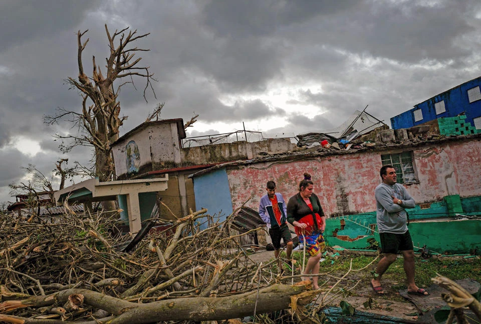 Residents of tornado-hit Regla neighbourhood walk amid the debris, in Havana, on January 28, 2019. (AFP / ADALBERTO ROQUE)