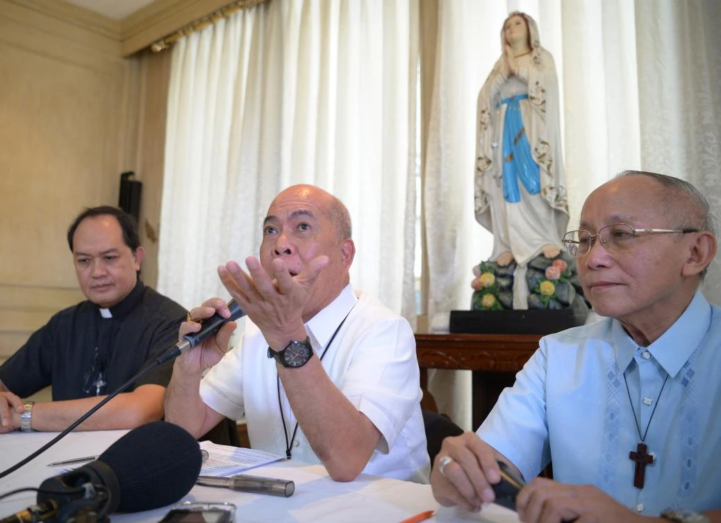 Catholic Archbishop of Davao, and president of Catholic Bishop’s Conference of the Philippines (CBCP), Romulo Valles (C) with fellow bishops Pablo Virgilio David (L) of the archdiocese of Manila, and Antonio Ledesma of the archdiocese of Cagayan de Oro (R) at a press conference in Manila on Jan. 28, 2019. (AFP)