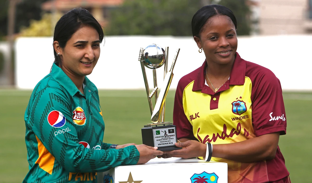 West Indies captain Merissa Aguilleira, right, and Pakistan’s captain Bismah Maroof pose with the trophy at Southend Club in Karachi, Pakistan, Wednesday, Jan. 30, 2019. (AFP)