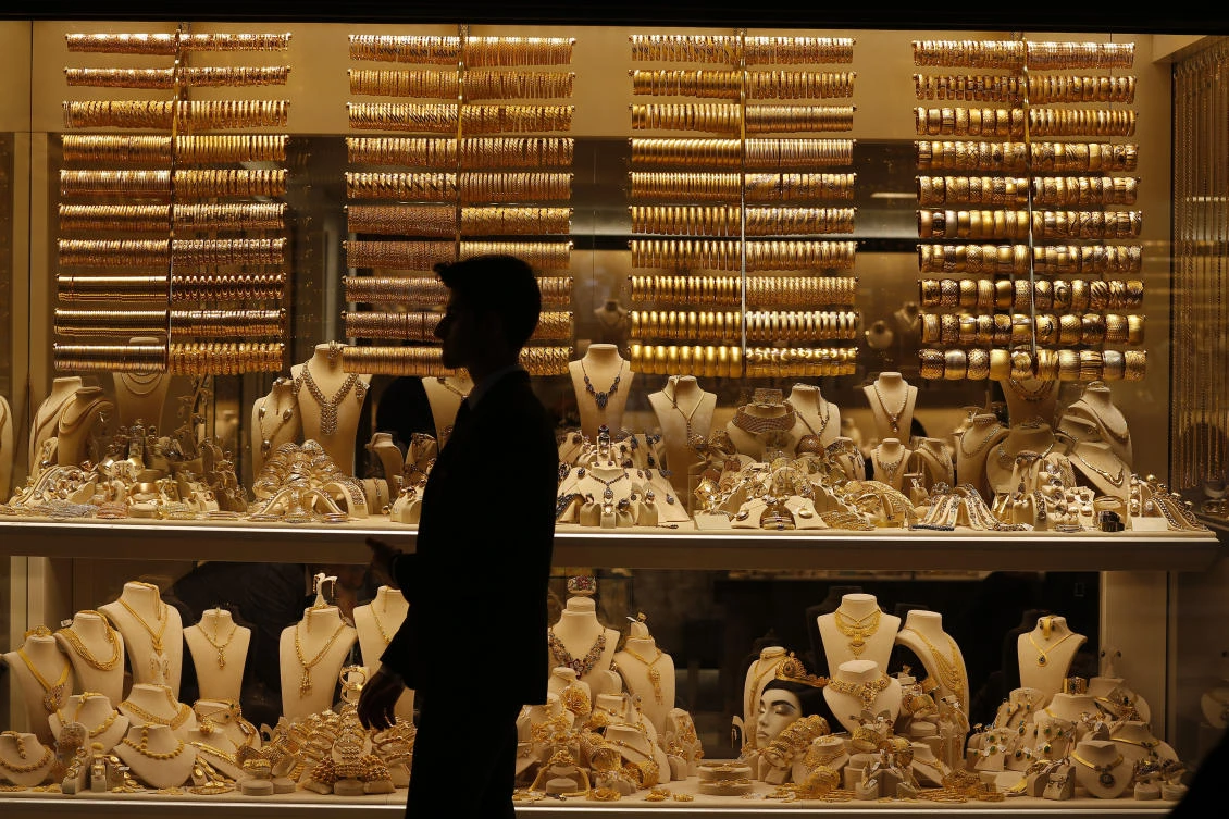 A gold jewelery shop in the Grand Bazaar, Istanbul. Jewelery demand has shrunk in Turkey, where sanctions and tariff-related currency slides have hit people’s purchasing power. (AFP)
