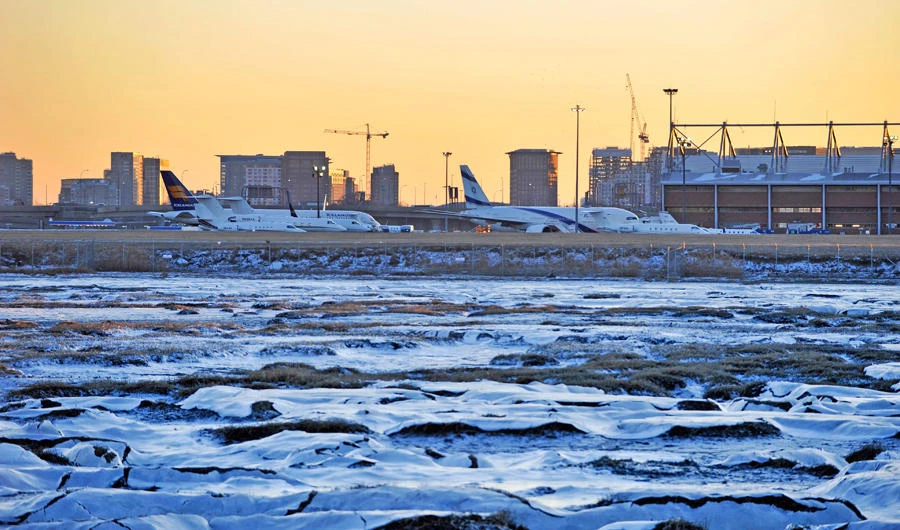 The marsh around Logan Airport in Boston, Massachusetts remains frozen January 31, 2019 on a day where over 2,000 flights were cancelled and delayed due to extreme cold and ice conditions caused by the Polar Vortex over the midwest and northern parts of North America. (AFP / Joseph Prezioso)