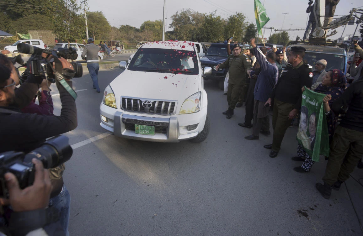 A Pakistani police officer clears way for a vehicle carrying former prime minister Nawaz Sharif entering in a hospital in Lahore, Pakistan, Saturday, Feb. 2, 2019. (AP)