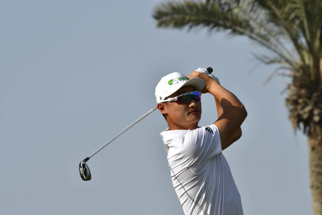 Li Haotong’s heroic round puts pressure on co-leader Dustin Johnson in Saudi Arabia