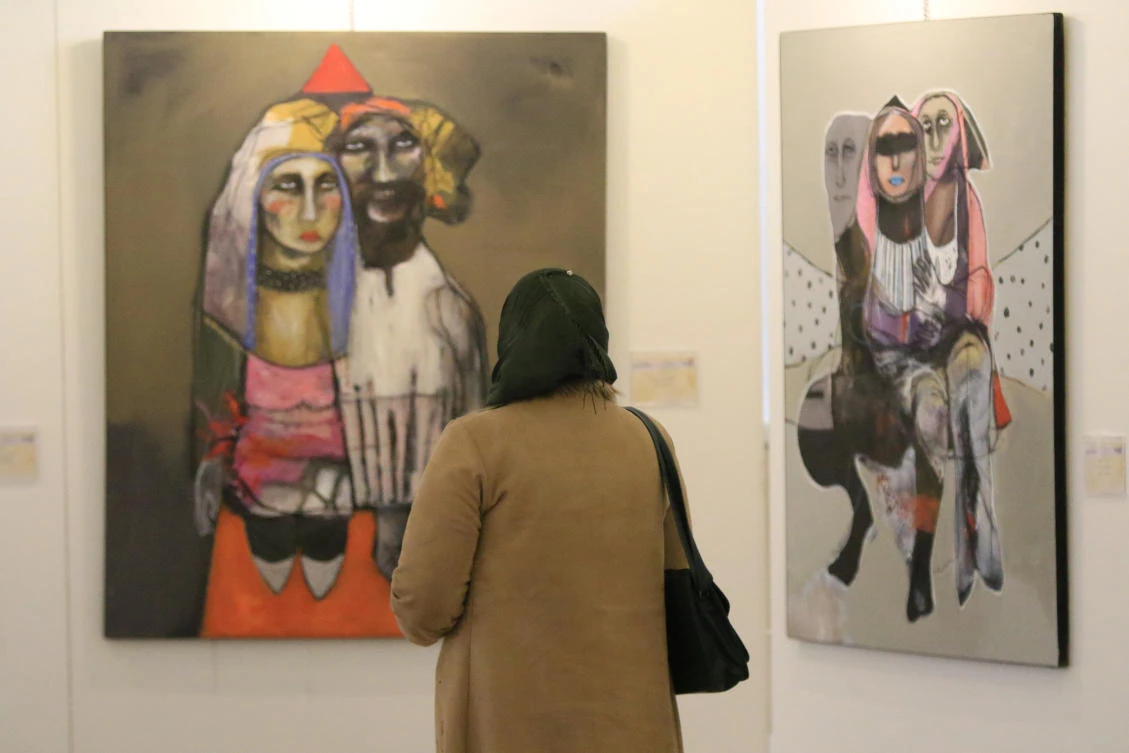 A woman looks at a painting during an art exhibition at the Mosul Museum Hall in Mosul, Iraq January 30, 2019. Picture taken January 30, 2019. (Reuters)