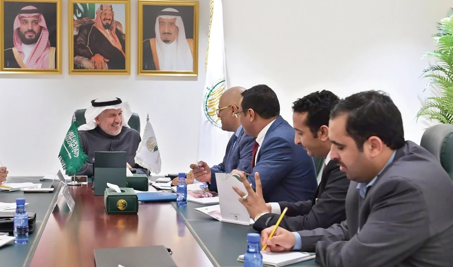Dr. Abdullah Al-Rabeeah, general supervisor of the King Salman Humanitarian Aid and Relief Center receives Nabil Shamsan, governor of Yemen’s Taiz province, at the center’s headquarters in Riyadh on Sunday. (SPA)