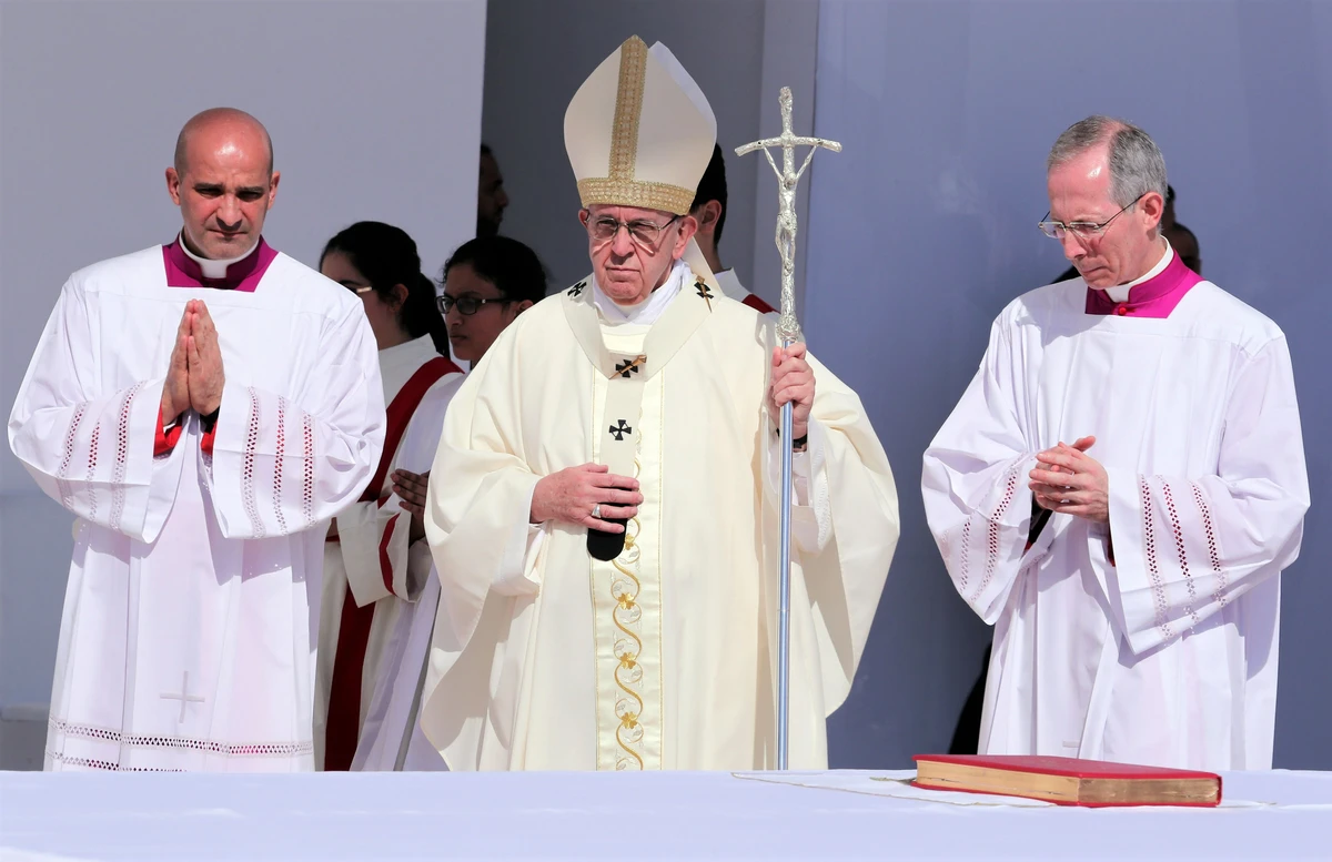 Papal blessing brings curtain down on historic Gulf visit