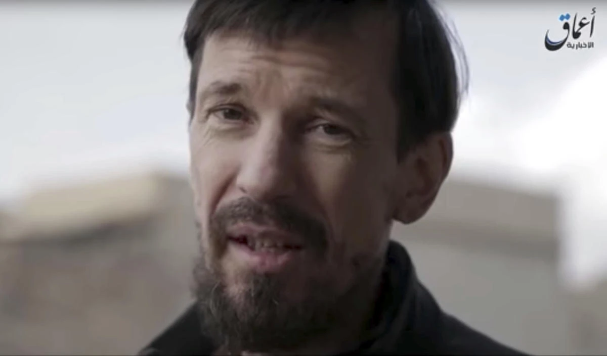This file image taken from video released on Wednesday Dec. 7, 2016 by the Islamic State's Amaq news agency, shows captive British photojournalist John Cantlie in what appeared to be central Mosul, Iraq. (AP)