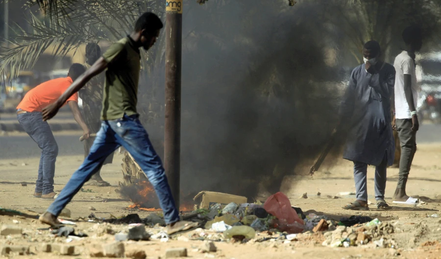 Angry demonstrators light a fire during a protest calling for the ouster of President Omar Al-Bashir in Khartoum. (Reuters/File)