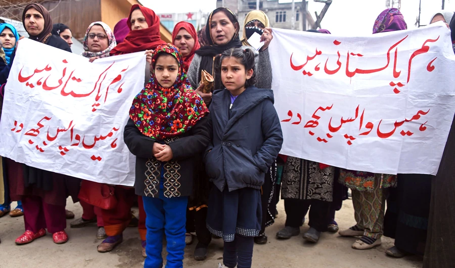 A group of Pakistani women married to former Kashmiri militants, along with their children, take part in a protest to urge Indian and Pakistani Prime Ministers to allow them to return to Pakistan, in Srinagar on Feb. 2, 2019. (AFP)