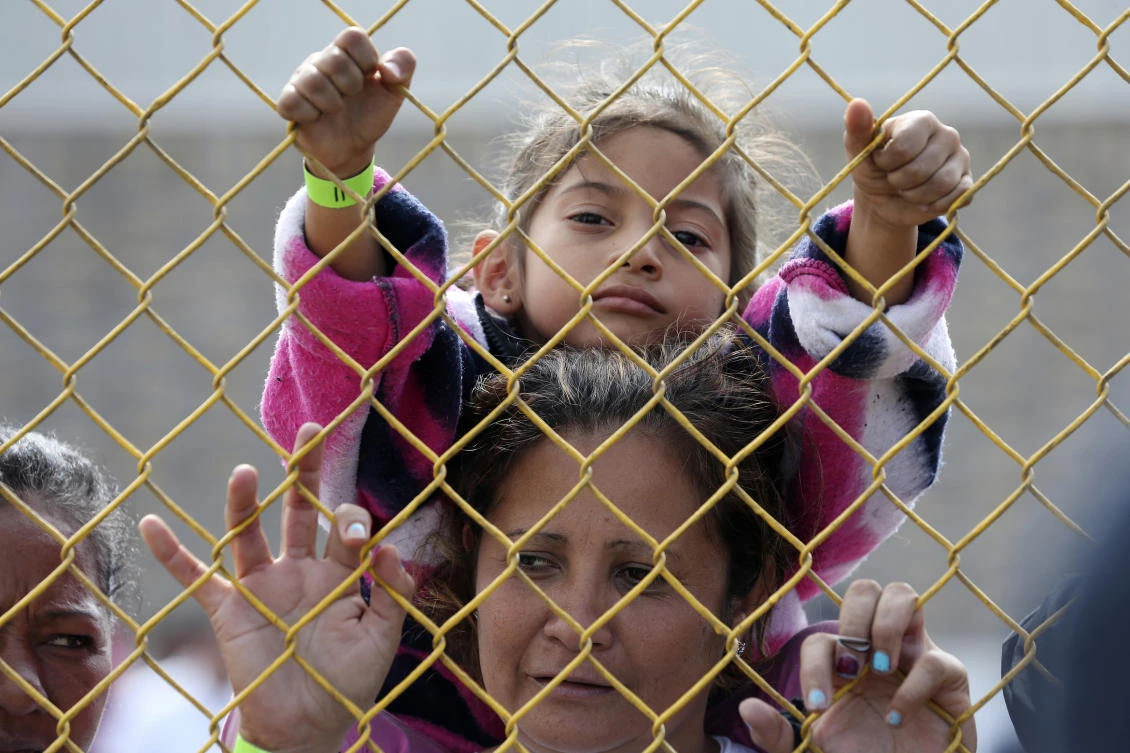 Caravan migrants stalled at Texas border eye other routes
