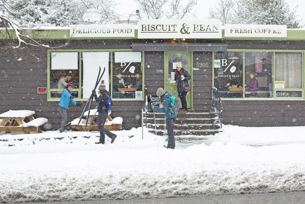 People arrive on skis at a cafe after a large storm blanketed the city with snow on February 9, 2019 in Seattle, Washington. ( David Ryder/Getty Images/AFP)