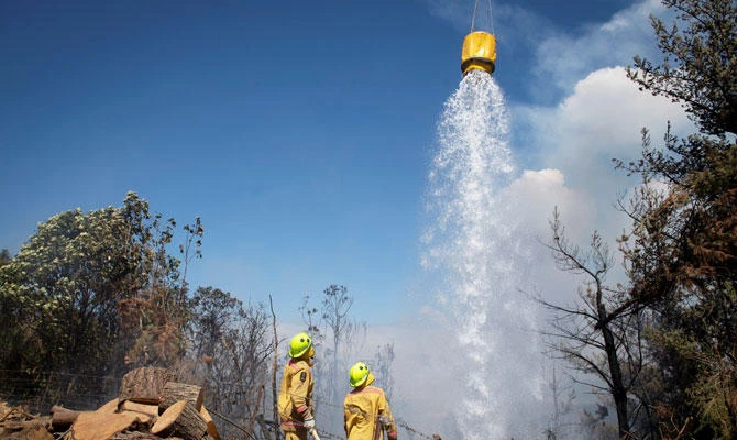 New Zealand wildfires show no sign of easing, 3,000 flee