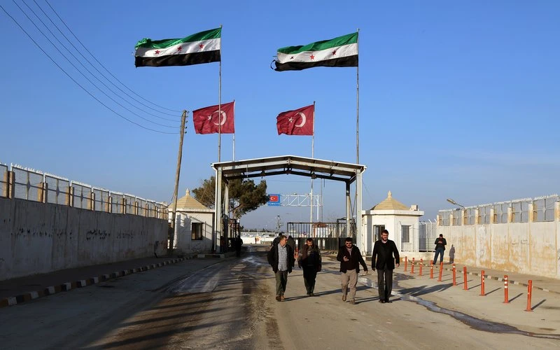 In this photo provided by Turkey's Islamic aid group of IHH, Syrians fleeing the conflict in Azaz region walk at the Bab al-Salam border gate, Syria, Feb. 5, 2016. (AP)