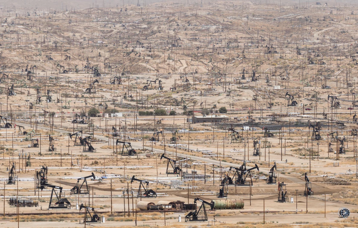Kern River Oil Field, the most dense oilfield in the US. (Shutterstock)