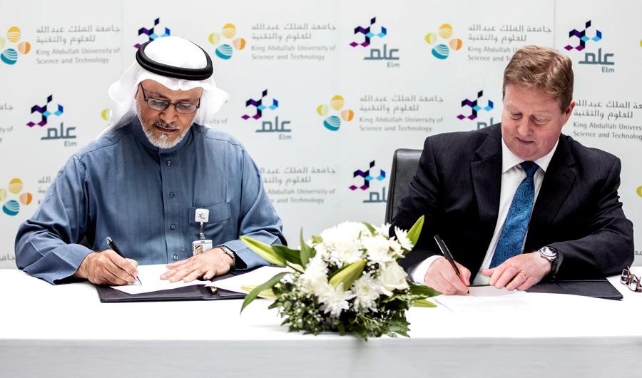 Amer bin Hashim Al-Qahtani and Dr. Kevin Cullen, top officials from Elm and KAUST respectively, ink a deal to collaborate in research and development in education.