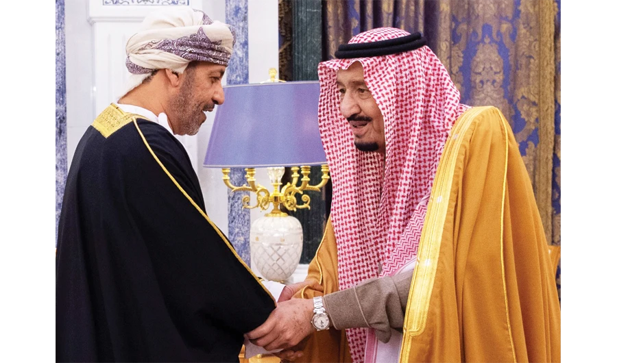 King Salman receives Oman’s Interior Minister Hamoud bin Faisal Al-Busaidi in Riyadh on Wednesday. (SPA)