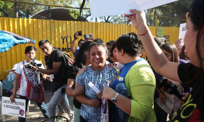 Evelyn Hernandez (C) is surrounded by activists after being released from the women's Readaptation Center, in Ilopango, El Salvador, on February 9, 2019, where she was serving a 30-year-sentence for aggravated homicide after her baby died at birth. (AFP)