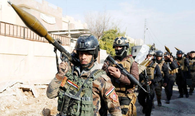 Iraqi Special Operations Forces carry weapons during clashes with Daesh militants in frontline near the University of Mosul. (Reuters)