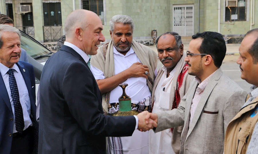 Danish Major General Michael Lollesgaard who heads a United Nations team tasked with monitoring a ceasefire between the Iranian-aligned Houthi group and Saudi-backed Yemeni government forces shakes hands with Houthi-appointed local officials ahead of a meeting in Hodeidah on February 13, 2019. (REUTERS/Abduljabbar Zeyad)