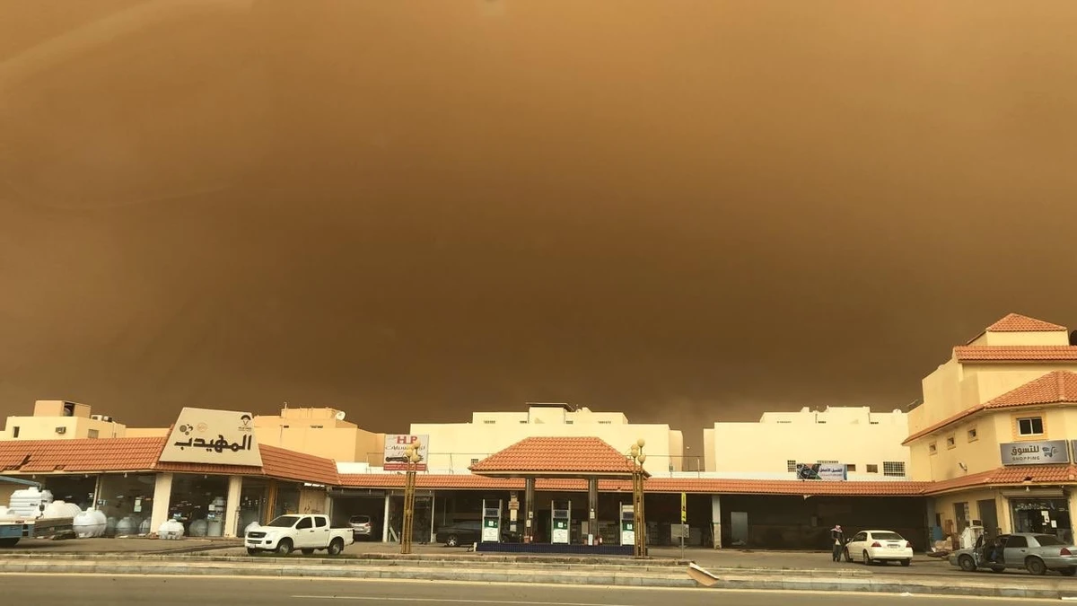 Sandstorm envelops Riyadh skyline