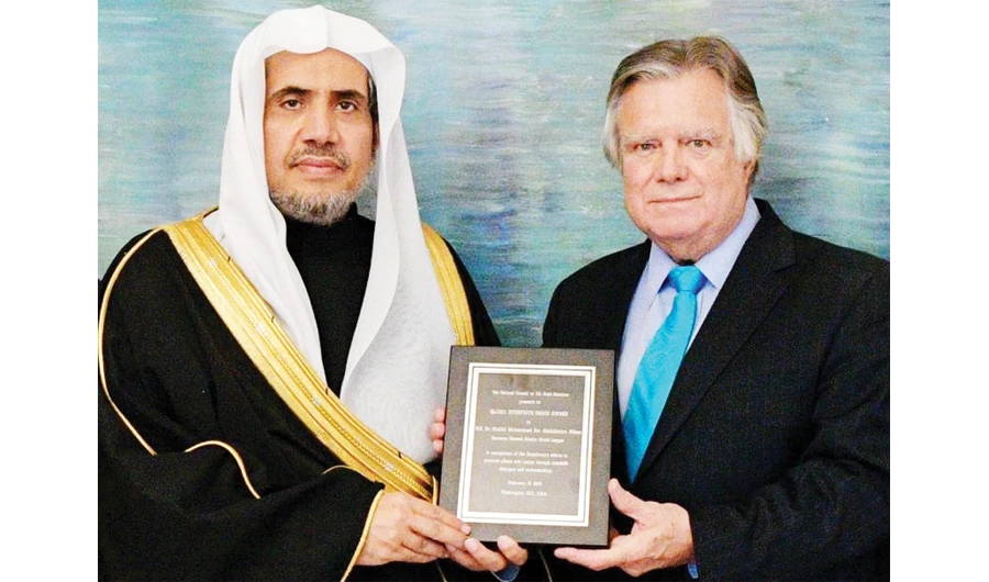Muslim World League (MWL) Secretary-General Dr. Mohammed bin Abdul Karim Al-Issa receives World’s Religions Peace Award from John Duke Anthony, founding president of the National Council on US-Arab Relations (NCUSAR), in Washington on Wednesday. (SPA)