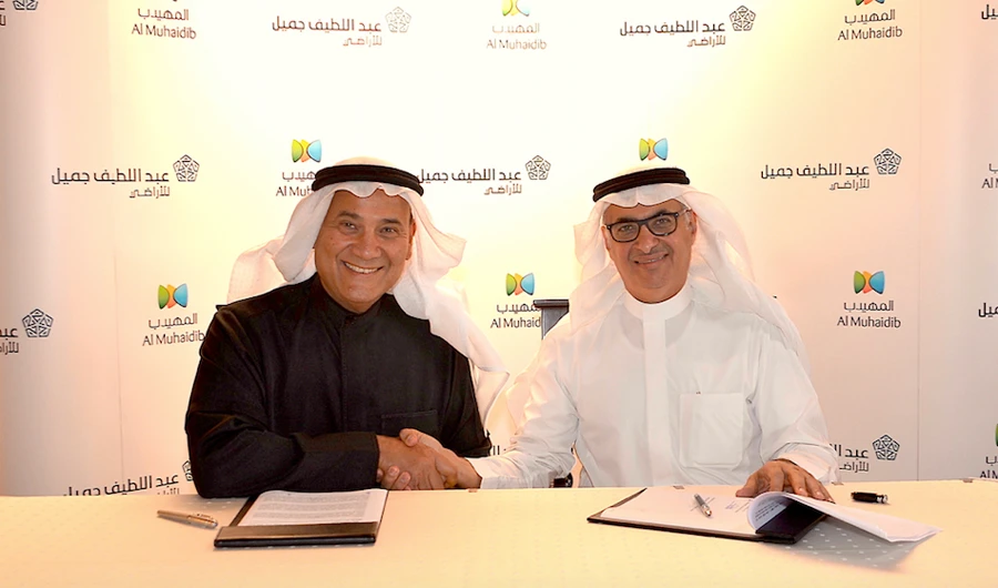 Mohammed Abdul Latif Jameel, chairman of Abdul Latif Jameel, left; and Essam A.K. Al-Muhaidib, CEO of Al-Muhaidib, during the launch of Muheel company.