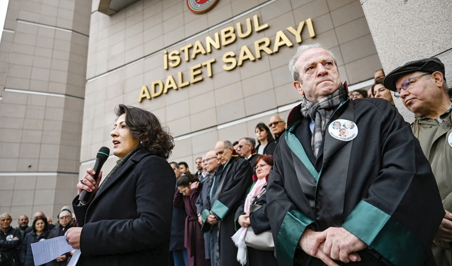 Lawyers and opposition MPs gather outside Caglayan courthouse in Istanbul on Thursday to protest against a court order upholding journalists’ convictions. (AFP)