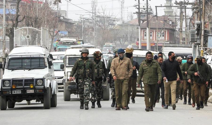Security forces patrol in Karan Nagar area, near Srinagar in Indian-administered Jammu and Kashmir, on February 23, 2019. ( AFP / HABIB NAQASH)