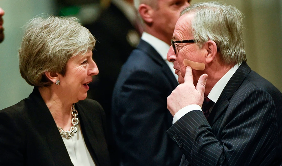European Commission President Jean-Claude Juncker (R) gestures as he welcomes British Prime Minister Theresa May (L) after her arrival at the EU headquarters in Brussels to hold a meeting on Brexit talks on February 20, 2019. (AFP / JOHN THYS)