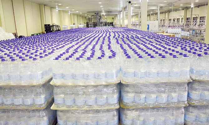 The NWC and the King Abdullah bin Abdul Aziz Zamzam Water Project urged all pilgrims and visitors not to deal with street vendors and to get the 5-liter Zamzam water bottles from the official sources. (SPA)
