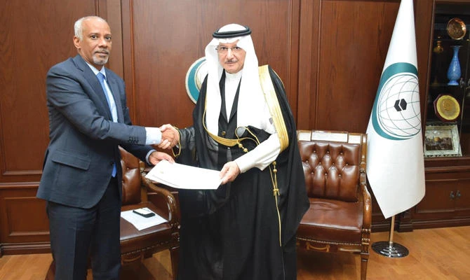 The secretary-general of the Organization of Islamic Cooperation, Dr. Yussuf Al-Othaimeen, receives Mozambique Ambassador Faisal Fakir Qassam, in Jeddah on Sunday. (SPA)