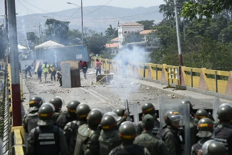 Demonstrators clash with Venezuelan National Guard forces at the Simon Bolivar international bridge linking the Venezuelan city of San Antonio del Tachira with Cucuta, Colombia. (AFP)