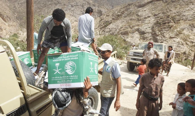 A team from the King Salman Humanitarian Aid and Relief Center distributes food baskets in Yemen’s Saada governorate on Monday. (SPA)
