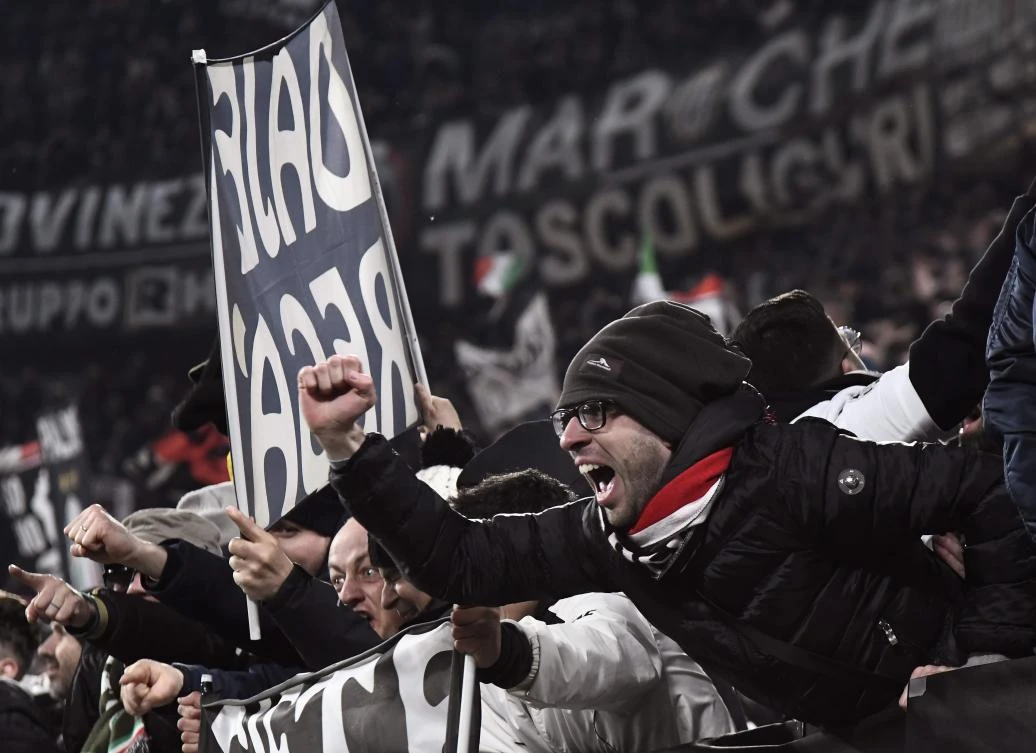 Juventus fans celebrate after the third goal during the UEFA Champions League round of 16 second-leg football match Juventus vs Atletico Madrid on March 12, 2019 at the Juventus stadium in Turin. / AFP / Filippo MONTEFORTE