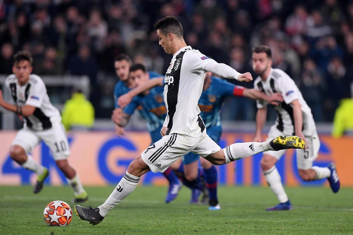 Soccer Football - Champions League - Round of 16 Second Leg - Juventus v Atletico Madrid - Allianz Stadium, Turin, Italy - March 12, 2019 Juventus' Cristiano Ronaldo scores their third goal from the penalty spot to complete his hat-trick REUTERS/Alberto Lingria
