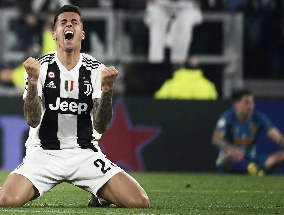 TOPSHOT - Juventus' Portuguese defender Joao Cancelo celebrates at the end of the UEFA Champions League round of 16 second-leg football match Juventus vs Atletico Madrid on March 12, 2019 at the Juventus stadium in Turin. / AFP / Filippo MONTEFORTE