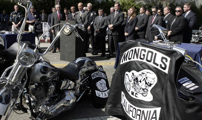 In this Oct. 21, 2008 file photo, Los Angeles County Sheriff Lee Baca, at podium, speaks during a news conference in Los Angeles with the trademarked Mongols logo seen on a motorcycle at right. A California federal judge has refused to order the Mongols motorcycle gang to forfeit its trademarked logo,. (AP Photo/Ric Francis, File)