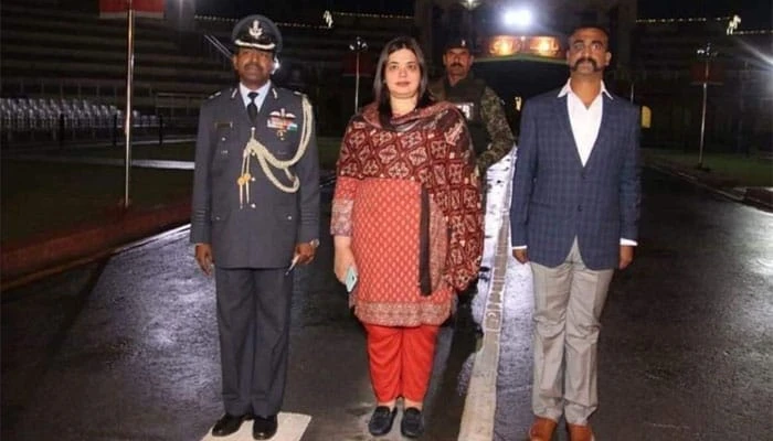 Indian pilot handed back by Pakistan in ‘peace gesture’