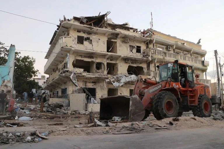 Somalia vows crackdown after siege that killed 20